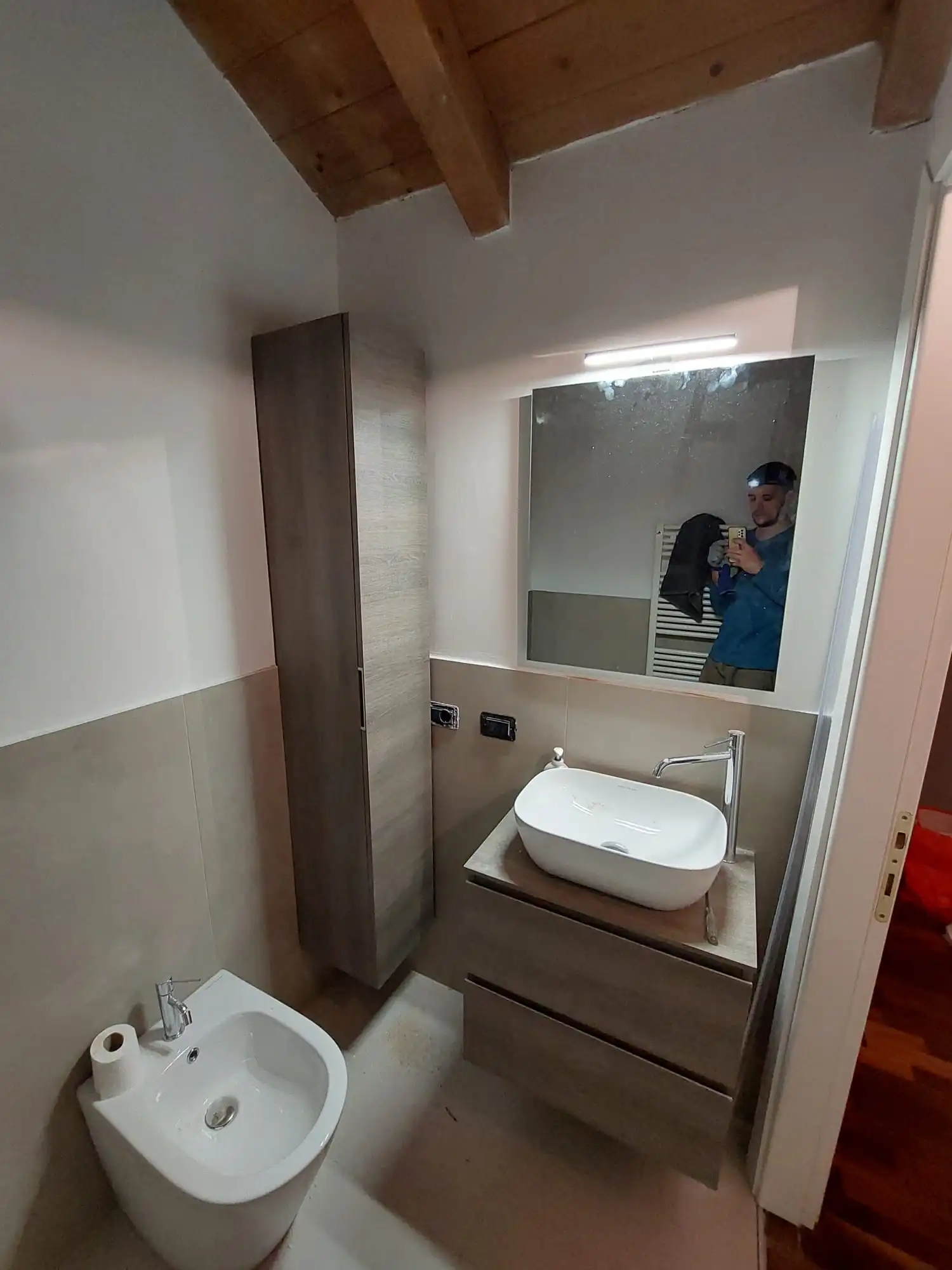 Bagno completato con lavabo e bidet